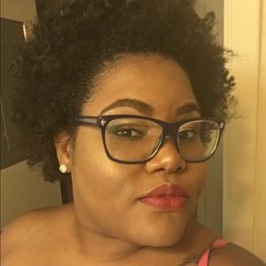 Meet your Posher, Akia